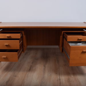 Model 207 desk by Arne Vodder SOLD